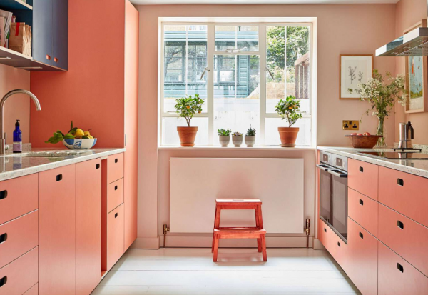 Dapur dengan rak terbuka dan perpaduan warna cerah